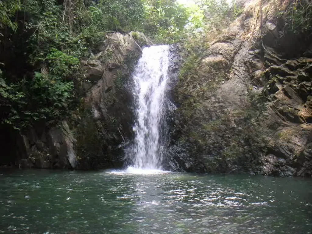 Menikmati Keindahan Alam di Curug Gendang Carita: Wisata Air Terjun yang Memesona