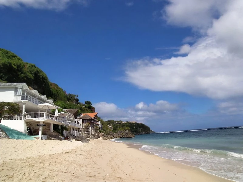 Pesona Pantai Bingin di Bali yang Menawan Hati