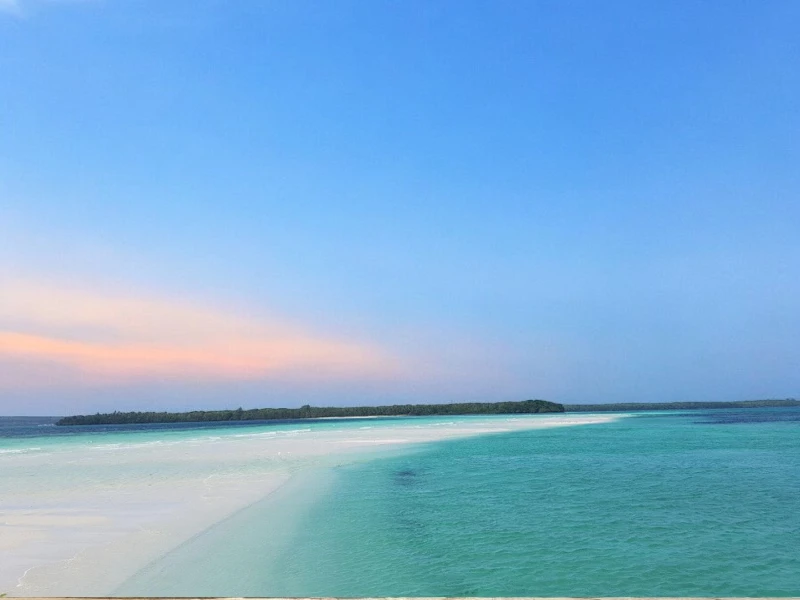 Pantai Ngurtafur, Maluku: Hamparan Pasir putih yang terhampar nuansa yang alami