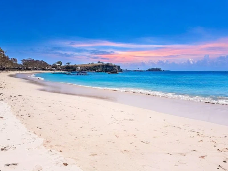 Pantai Pink di Lombok: Keindahan Unik Pantai Berpasir Merah Muda