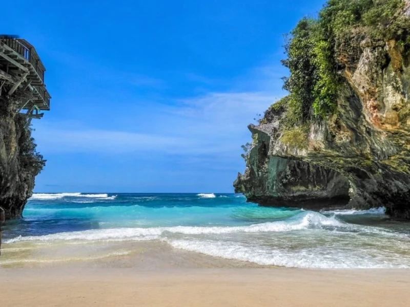 Pantai Suluban, Gerbang Karang Menuju Surganya Surfing