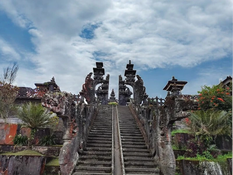 Pura Agung Besakih: Wisata Spiritual dan Budaya Bali yang Megah