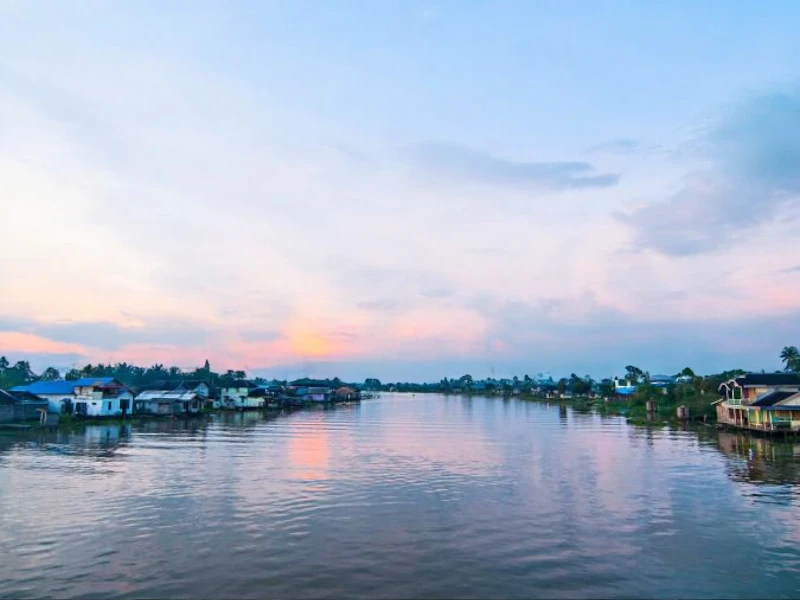 Menikmati Keindahan Sungai Martapura, Destinasi Wisata Ikonik di Kalimantan Selatan